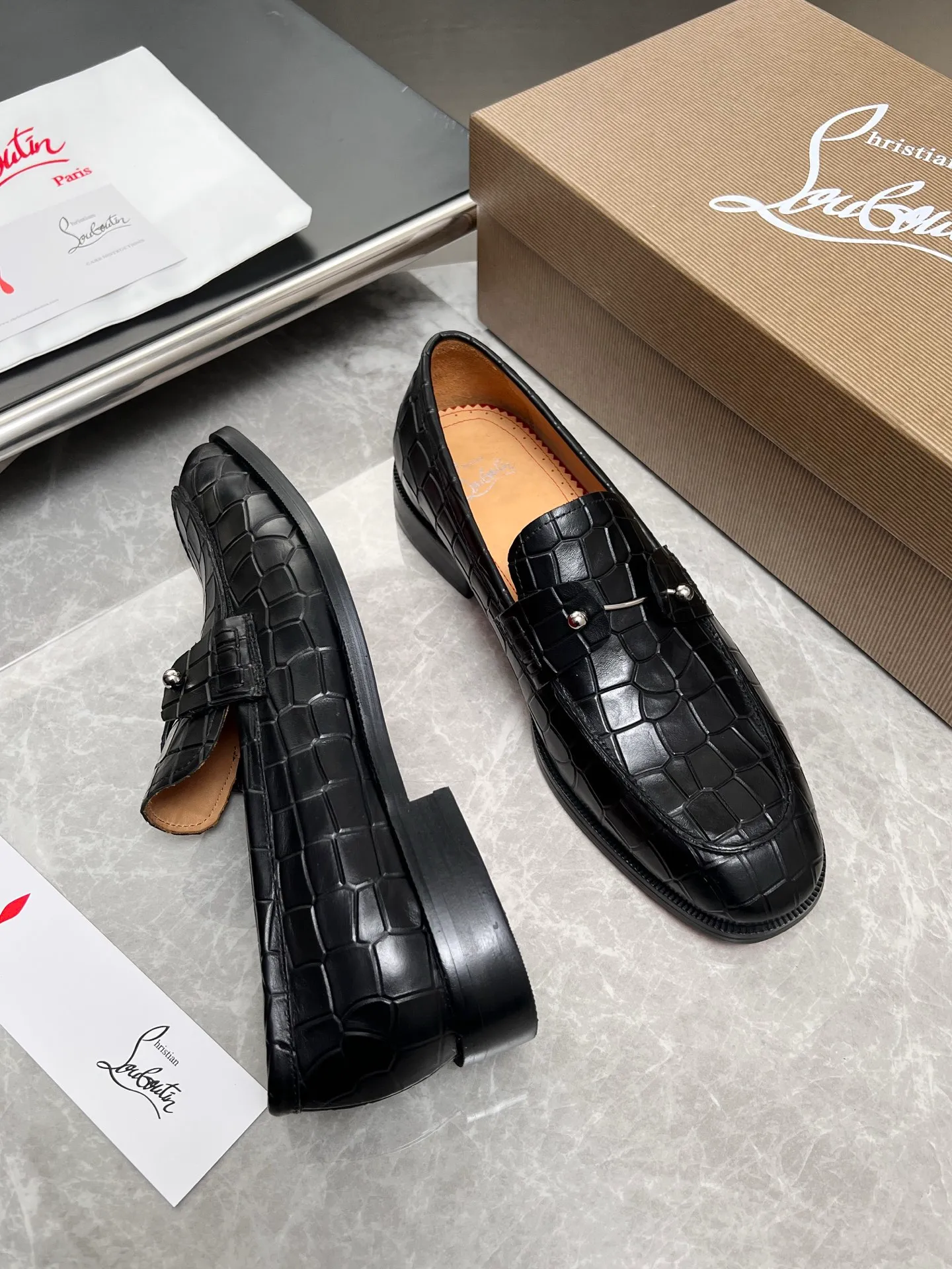 [CL red sole] Top P: 900💰 Number of yards: 39~44 (38.4546. Customized, non-refundable) CL new men's formal shoes Loaf leather shoes Christia* Loubouti* red sole shoes The red sole is luxurious and elegant, reshaping the style boundary of casual formal wear. It is extremely innovative in material selection, and creates a rich visual and tactile experience through the collision of different materials! Made of top-grade calfskin/glossy patent leather/spliced ​​technical fabric in contrasting colors. The upper is stitched by hand with fine and even stitching. It is based on the square-toe loafer shoe shape, with neat and elegant lines, which fits the toughness of men's wear. The upper is embellished with metal rivets, injecting individual details into classic loafers, breaking the mediocrity of casual shoes, and giving a concrete expression of "low-key luxury". From the original color/red cowhide lining inside the shoe to the instantly recognizable red sole, the "red sole" is not only the brand's visual identity, but also a "luxury codeword" when walking. The red sole exposed inadvertently conveys taste and identity instantly. From the innovative splicing of materials, to the personalized fusion of design, to the ingenious inheritance of craftsmanship, the Christian Louboutin men's loafer series is not only a pair of casual shoes, but also a "yuppie style" dressing weapon for men. Whether it is a casual business meeting or a casual look for daily travel, it can help you become a unique and stylish man in every occasion with its "red Loaf" attitude.